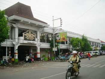 Kondisi arus lalu lintas depan Pasar Tanjung Kota Mojokerto yang sering kali macet pada sore dan pagi hari. [kariyadi/bhirawa]