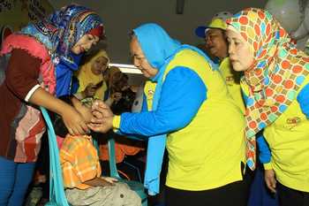 Ketua TP PKK Anik Saiful Ilah dan Ida Nur Ahmad Syaifuddin sedang meneteskan imunisasi polio pada balita.(achmad suprayogi/bhirawa)