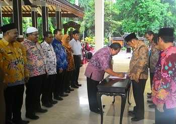 Kepala Dindik Mustain Baladan menandatangani Pakta Integritas disaksikan Bupati Saiful Ilah. [achmad suprayogi/bhirawa]