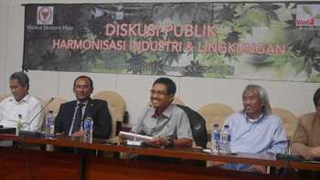 Direktur Hukum dan SDM Semen Indonesia Gatot Kustyadji (dua dari kanan) memberikan paparan mengenahi upaya Semen Indoesia dalam melestarikan lingkungan di gedung DPR RI Kamis (3/3). [istimewa/bhirawa]