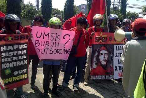 Puluhan buruh Surya Makmur saat melakukan unjuk rasa ke Kantor Disnaker Kab Gresik kemarin. [kerin ikanto/bhirawa]
