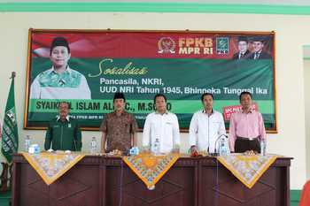 Anggota DPR RI Syaikul Islam (tengah) dalam Sosialisasi Empat Pilar Kebangsaan di Kab Sidoarjo. [hadi suyitno/bhirawa]