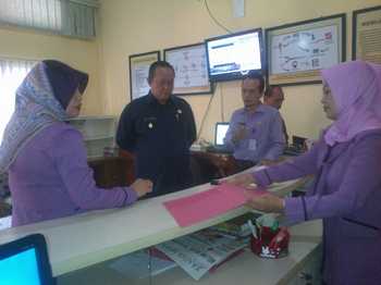 Wakil Wali Kota Mojokerto Suyitno (tengah)  melakukan Sidak ke KPPT, Selasa (29/3) kemarin. [kariyadi/bhirawa]