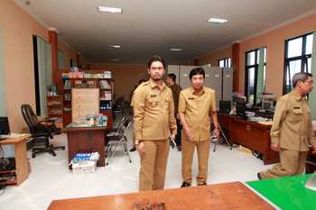 Wawali Pasuruan, Raharto Teno Prasetyo (kiri pertama) sidak di kantor Dispendik Kota Pasuruan, Senin (28/3). Dalam sidaknya, wawali menemukan PNS merokok di dalam ruangan. [hilmi husain/bhirawa]