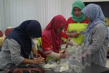 Karyawati serta istri dari Karyawan CCAI Pandaan yang tergabung dalam Forum Persatuan Istri Karyawan CCAI Pandaan saat mendaur ulang botol plastik sebagai wadah tanaman.