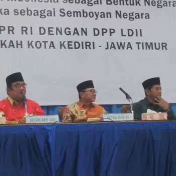Ketum LDII Abdullah Syam (kiri) Ketua MPR RI Zulkifli Hasan (tengah) dan Anggota DPR RI Viva Yoga Muladi (kanan) saat sosialisasi empat pilar MPR.