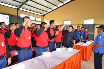 Petugas Damkar BPBD Kabupaten Bojonegoro mendapat apresiasi dari Bupati Bojonegoro Suyoto. (achmad basir/bhirawa)