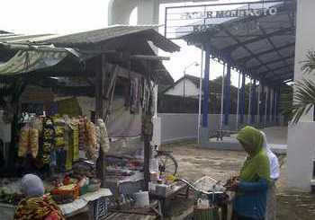 Pedagang Pasar Mojoroto yang masih berjualan di bahu jalan.