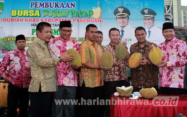 Bupati Pasuruan, HM Irsyad Yusuf SE (kanan pertama) bersama Wabub Pasuruan serta Forkopimda memperkenalkan durian Kakap di sentral produk unggulan Kabupaten Pasuruan. [hilmi husain/bhirawa]