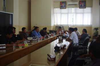 Sejumlah warga saat melakukan hearing dengan anggota DPRD Situbondo, kemarin. [sawawi/bhirawa].