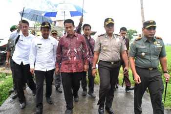 // Mentan, Amran Sulaiman didampingi Bupati Jombang Nyono Suharli W, Kapolres dan juga Dandim 0814 Jombang. [ramadlan/bhirawa]