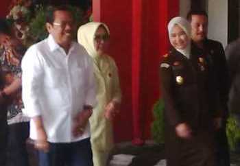 Kejagung HM Prasetyo bersama Kajari Kota Kediri saat tiba di Kantor Kejari Kota Kediri.