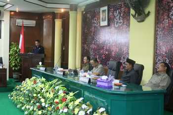 Ketua DPRDT Pameksan, H. Halili, memimpin sidang paripurna pada Pemandangan Umum (PU) atas nota penjelasan Laporan Pertanggungjawaban (LPJ) Bupati Pamekasan TA 2015, Tampak Bupati Achmad Syafii dan pimpinan dewan. 