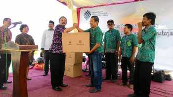 Kepala Disnaker Lamongan M. Kamil Menyerahkan Bantuan 400 paket Alat K3 dari Binwas Ketenagakerjaan kepada nelayan(Alimun Hakim/Bhirawa )