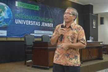 Rektor Universitas Jember Moh. Hasan saat membuka workshop Internasionalisasi Universitas Jember, Selasa (29/3)