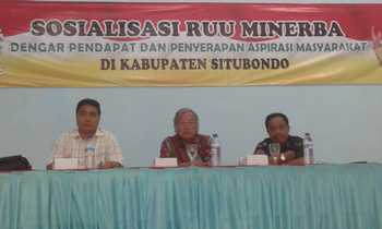 Anggota Komisi VII DPR RI asal Dapil III (Situbondo, Bondowoso dan Banyuwangi) Hardisoesilo (tengah), saat menggelar dengar pendapat dan serap aspirasi RUU Minerba, di gedung BLK Situbondo. [sawawi/bhirawa].