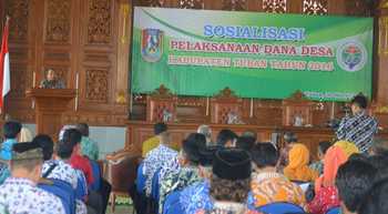 Wakil Bupati Tuban, Ir. H. Noor Nahar Hussain, M.Si saat memberikan sambutan dalam sosialisasi pengunaan Dana Desa di Pendopo Krido Manunggal(30/3). (Khoirul Huda/bhirawa)