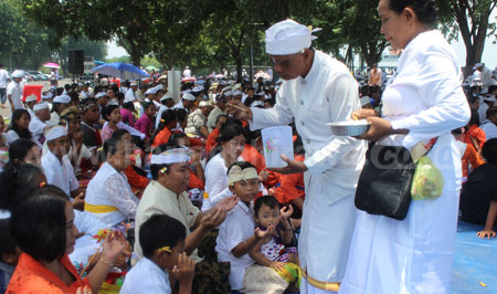 Ribuan umat Hindu menghadiri upacara Melasti di Laut Arafuru, Bumimoro Perak Surabaya, Minggu (6/3) kemarin. [gegeh bagus]