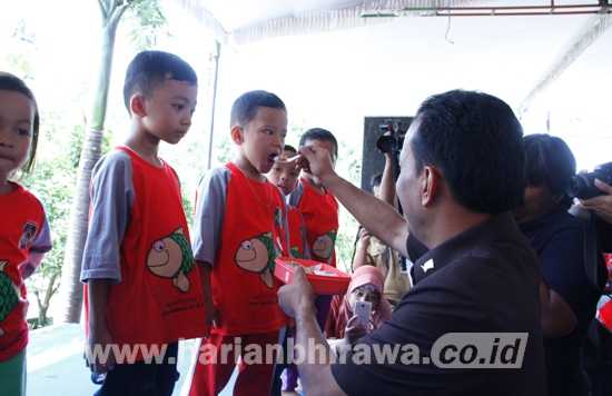 Wali Kota Blitar Muh. Samanhudi Anwar saat mengajak masyarakat Kota Blitar untuk gemar makan ikan.