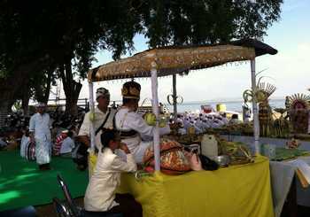 Ratusan Umat Hindu warga Kab Malang saat melaksanakan upacara Melasti dalam menyambut Hari Raya Nyepi, di pinggir Pantai Balekambang, Kec Bantur, Kab Malang, pada Selasa (8/3) pagi