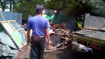 Lapak PKL Banjararum di Jalan Raya Mondoroko, Kec Singosari, Kabupaten Malang rata dengan tanah setelah dibongkar paksa. [cahyono/bhirawa]