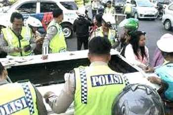 Personel Polisi Lalu Lintas Polres Malang saat menggelar Operasi simpatik di wilayah Kepanjen, Kab Malang.