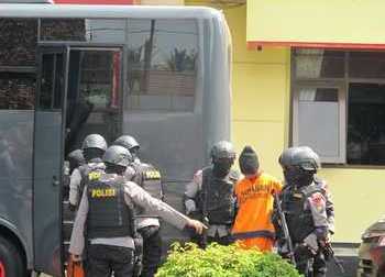 Kedua orang terduga teroris saat menaiki bus Polisi untuk dipindahkan dari Mako Sat Brimob Detasemen B Pelopor, Desa Ampeldento, Kec Pakis, Kab Malang ke Mako Densus 88 di Jakarta