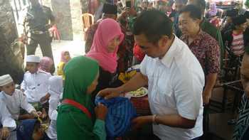 Walikota Malang Muhammad Anton saat menyerahkan bantuan kepada siswa kurang mampu dan masyarakat miskin Minggu (27/3) kemarin
