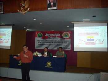 Prof. Dr. Hariono, saat memberikan materi sarasehan FKDM Kamis (3/3) kemarin