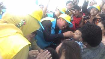 Wali kota Malang HM. Anton saat memberikan vaksin polio, menandai dibukanya Pekan Imunisasi Nasional (PIN) di Kota Malang.