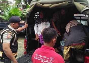 Satpol PP Kota Malang menjaring Gepeng untuk diamankan.