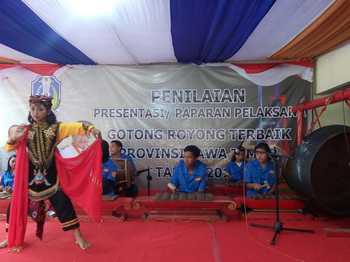 Tim Kesenian Kelurahan Rampal Claket saat tampil di Pemaparan lomba Gotong Royong di Gedung BKBPM Provinsi Jawa Timur