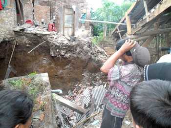 Kondisi rumah milik Heru Purnomo yang hancur setelah tanah yang ada di bawahnya ambles dengan kedalaman mencapai 10 meter.