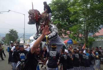Pawai ogoh-ogoh saat dibawa umat Hindu jelang perayaan Nyepi yang dibuka oleh Walikota Eddy Rumpoko di depan Balaikota Batu.