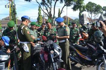 Komandan Sub Denpom V/3-2 Jember Lettu CPM Hari Sunaryo saat memeriksa surat kendaraan anggota TNI di Makodim 0824 Jember, Kamis (17/3)