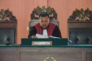 Arif Budi Cahyono, SH, Hakim Ketua PN TUban saat membacakan gurunya Pra Peradilan Kades Sawir.