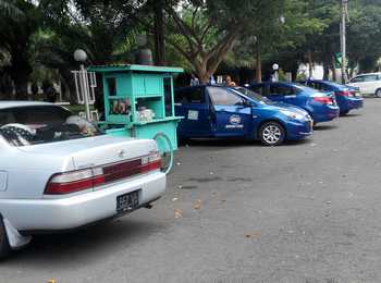 Sejumlah taksi Parkir di RTH Taman Makam Pahlawan Depan Pemkab Banyuwangi. [nurhadi/bhirawa]