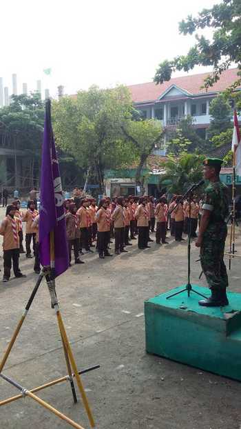 Babinsa koramil 0812/15 Karanggeneng yang dipimpin Sertu Slamet dan Serda Agus tampak begitu semangat dalam memberikan pembekalan dan latihan bersama  kepada siswa-sisw.(Alimun Hakim/Bhirawa)