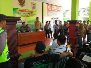 Warga Desa Putren Kecamatan Sukomoro mengklarifikasi Kades Nidi Basuki yang dituduh selingkuh dengan bidan desa setempat.(ristika/bhirawa)
