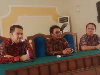 Ketua PN Kota Kedir  Poernomo Amin (tengah) dan Humas PN ?Reza Saat Memberikan Keterangan Pers.