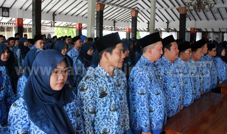 PNS Kabupaten Pasuruan saat ada kegiatan di Pendopo Pasuruan. Jika moratorium 2016 dari pemerintah pusat masih berlaku, Pemkab Pasuruan kekurangan PNS sekitar 4.000 orang. [hilmi Husain]