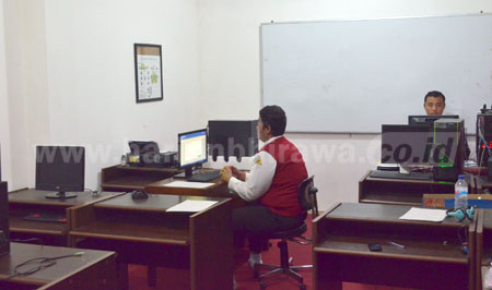 Albaqhori Dwi Novan, siswa SMK 17 Agustus Surabaya menunggu selama 5,5 jam untuk mengikuti UNBK susulan, Senin (11/4). [adit hananta utama]