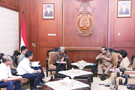 Gubernur Jatim Dr H Soekarwo saat menerima Direktur Utama PT Pertamina Dwi Soetjipto, di Gedung Negara Grahadi Surabaya.