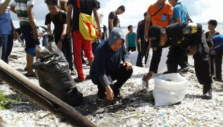 Wali Kota Risma Punguti Sampah di Pesisir Pantai Cumpat