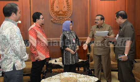 Gubernur Jatim Dr H Soekarwo saat berdikusi dengan anggota ORI di ruang kerja gubernur di Gedung Negara Grahadi Surabaya, Senin (11/4).