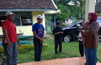 Kepala Dinas Sosial (Kadinsos) Provinsi Jatim Dr Sukesi, Apt MARS (kanan) saat mendengarkan paparan pelatih Cabor Dayung PON XIX Suparto, Sabtu (9/4) kemarin.