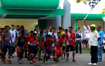 Para-peserta-ketika-mengikuti-lomba-lari-di-Gelora-Merdeka-Kota-Kraksaan.