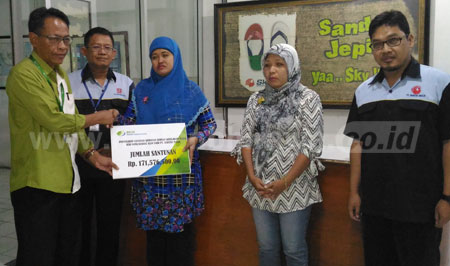 Ahli waris dua karyawan PT Siantar Madju Surabaya yang mengalami musibah kecelakaan beruntun beberapa waktu lalu telah menerima dana perlindungan sosial dari BPJS Ketenagakerjaan Cabang Darmo, Surabaya.