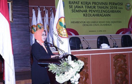 Ketua Perwosi Jatim Dra Hj Fatma Saifullah Yusuf menyampaikan arahan kepada peserta Rapat Kerja Provinsi Perwosi se Jatim Tahun 2016 dan Seminar Penyelengaraan Keolahragaan, di ruang rapat Bappeda Jatim.