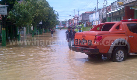 Mobil BNPB disiagakan di Jalan Panglima Sudirman Sampang Kota setelah daerah ini diterjang banjir kiriman dan membuat sejumlah jalan protokol terendam air, Rabu (13/4). [nurkholis]